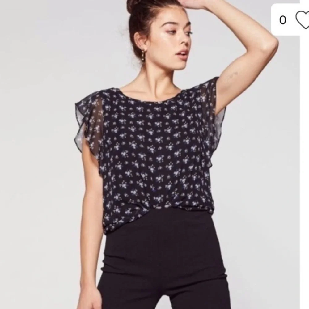 NWT Vince Camuto Floral Flutter Sleeve Blouse S - Picture 5 of 6